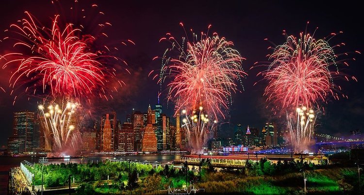Incredible night Shooting @macys Fireworks alongside the very talented @guygabriel57 @v_baobab_v @photoin.nyc @stonemik @everydayimshuttering @bklyn2nyc @shadyblackdog @adventuresofavoxo @yangyang_yoyo_zhang ~•~•~•~•~•~•~•~•~•~
Kindly peek at the tagged creatives They are an awesome bunch who inspire me daily