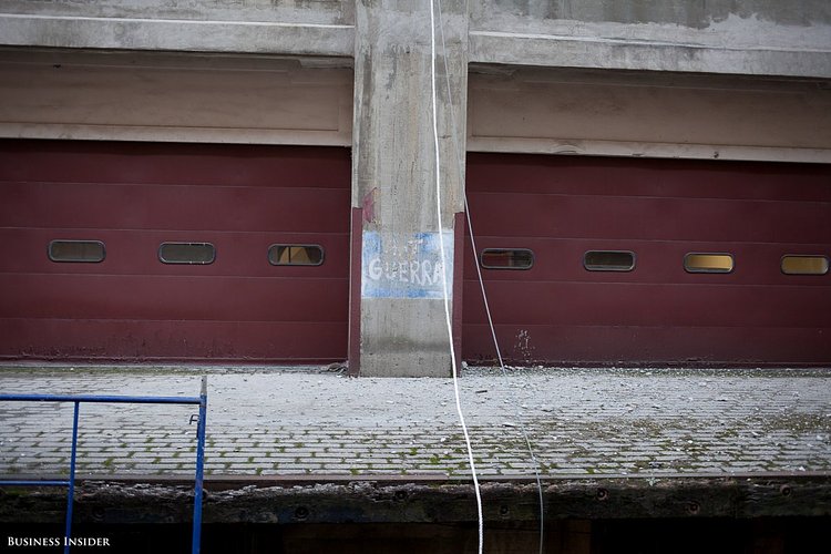 One of the first events at the Terminal, after the city purchased it, was an art show marking the 70th anniversary of the Armory Art Show, a major landmark in art history. Paintings and sculptures by 400 artists were hung in this atrium. There are still remnants of the show, like this “signature” by Art Guerra, who had numerous paintings in the show.