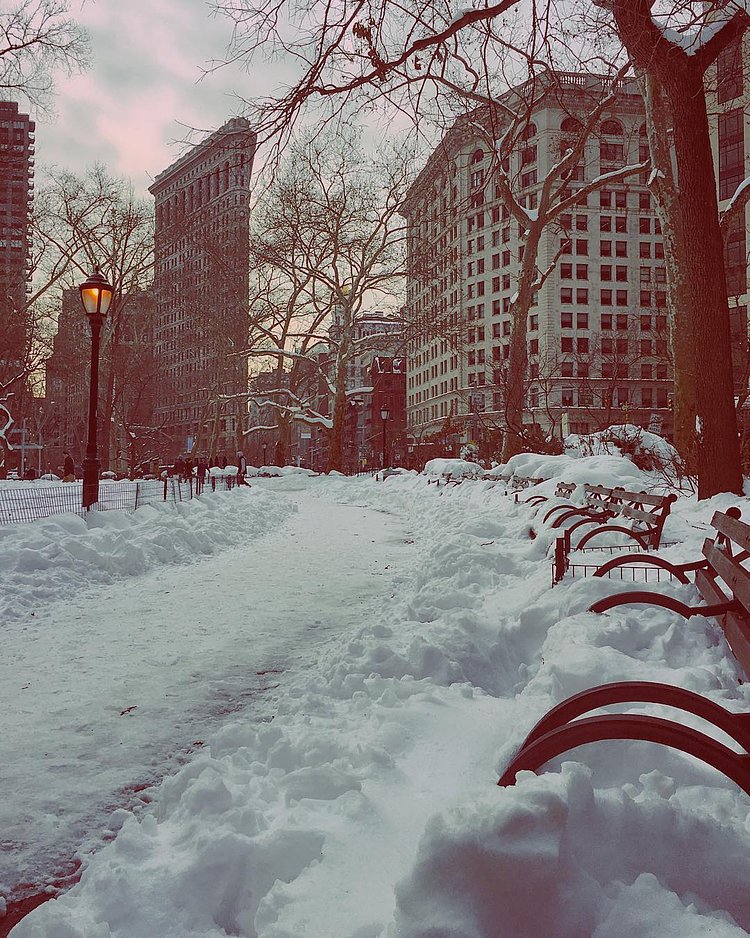 I absolutely adore how parks looks like after the snowfall... This is one of my favorite small parks, Madison Square Park...❄️❄️❄️
Happy Tuesday! 
#picturesofnewyork 