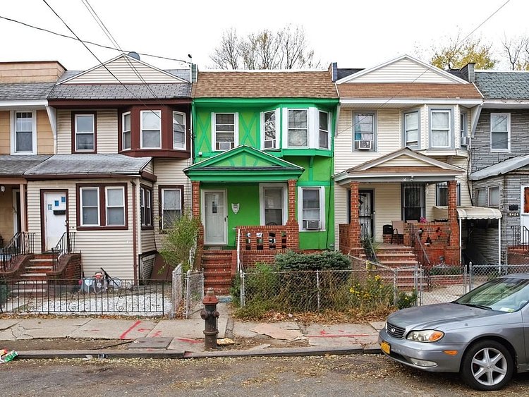 Going Green. Ozone Park, NY. 2018
Modest row house with bold paint job. #allthequeenshouses #queenshouses #queens #vernaculararchitecture #urbanhouse #nychouses #archdaily
#facadelovers #pychogeography #queenscapes #houseportraits #ozonepark