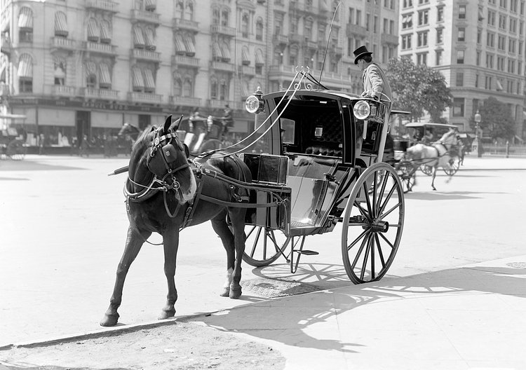 View of a hansom cab, parked at the sidewalk, near Madison Square, New York, 1905.