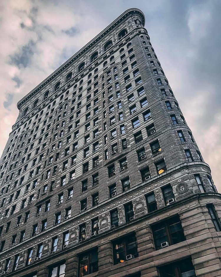 Flatiron Building, New York. Photo via @casagomila #viewingnyc #newyorkcity #newyork #nyc #flatironbuilding