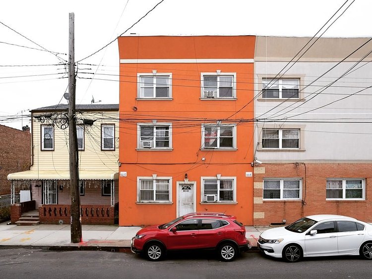 Orange Crush. Ozone Park, NY. 2018
#allthequeenshouses #queenshouses #queens #vernaculararchitecture #urbanhouse #nychouses #archdaily
#facadelovers #pychogeography #queenscapes #houseportraits #ozonepark