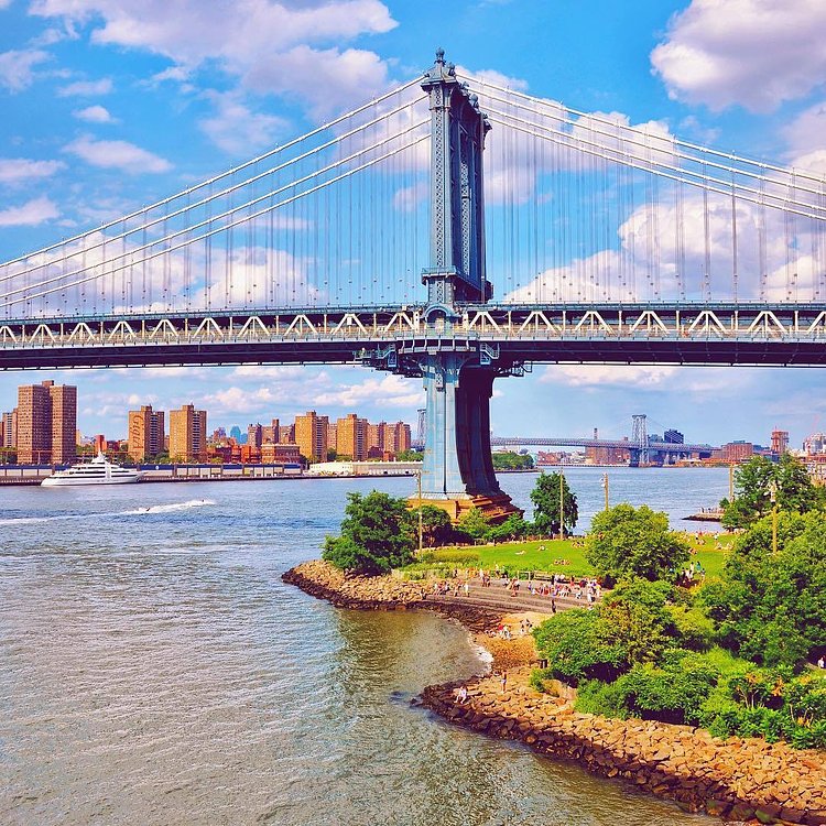 Manhattan Bridge and Pebble Beach in Brooklyn Bridge Park, New York City