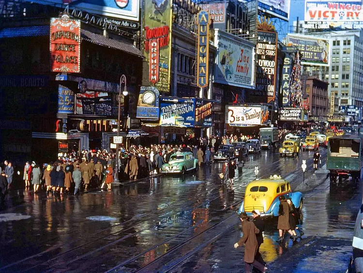 New York City in the 1940s - amazingly the photograph has not been colourised or artificially sharpened