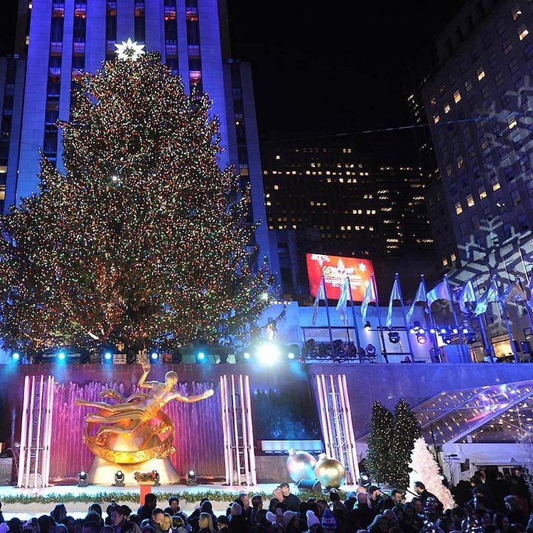 Rockefeller Center, New York, New York. Photo via @queensnycmag #viewingnyc #newyork #newyorkcity #nyc