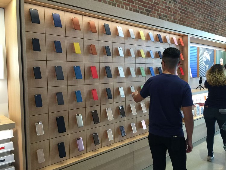 The walls are called "avenues" and are divided into themed sections.