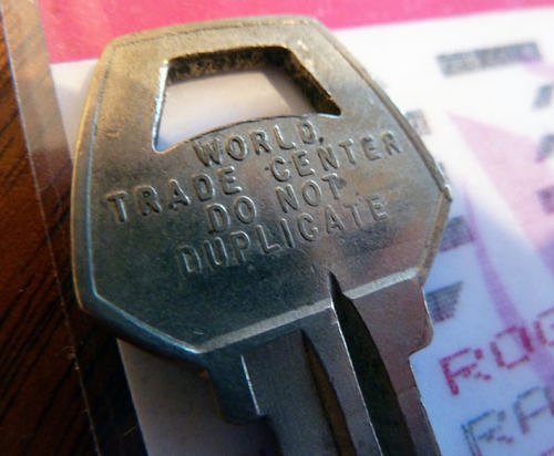 RARE, World Trade Center KEY w/ Visitor Pass Twin Towers WTC 911 New York, USA