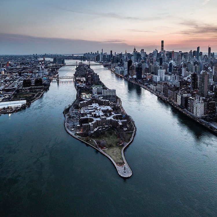 Roosevelt Island, New York. Photo via @brandontaoka #viewingnyc #newyorkcity #newyork