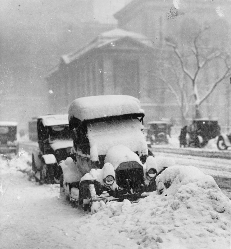 1917 snowstorm has cars covered in snow