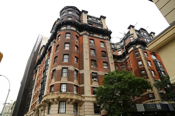 Hotel Belleclaire: The Hotel Belleclaire, which opened southwest of 77th Street on Broadway in 1903, was originally intended to serve wealthy clientele seeking apartment hotel rooms. Russian author Maxim Gorky was famously kicked out of the hotel in 1906 as bad press swirled around his visit to the U.S. Its reputation declined over the years. During the 1939 World’s Fair, double rooms at the hotel were advertised for as little as $2.50 a night. In recent years, in an attempt to freshen up the hotel, the Belleclaire’s owners have refurbished its guest rooms and restored its lobby.