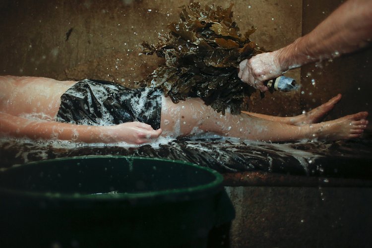 A guest receives a platza, a massage with bundles of oak branches, or venik.