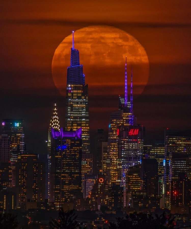 Last night’s #supermoon2022 #strawberrymoon rising behind #onevanderbilt and the buildings of times square