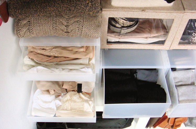 my apartment (alcove): dressing area