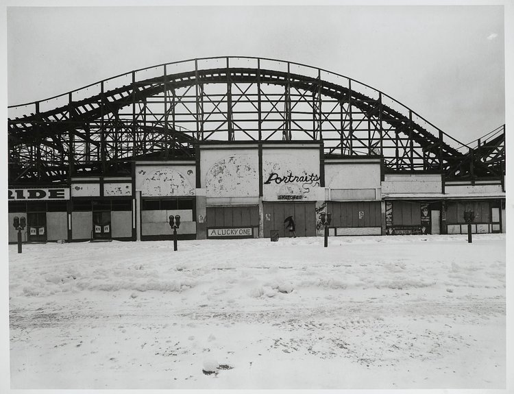 See more photos here: http://www.vintag.es/2015/10/21-amazing-black-and-white-photographs.html