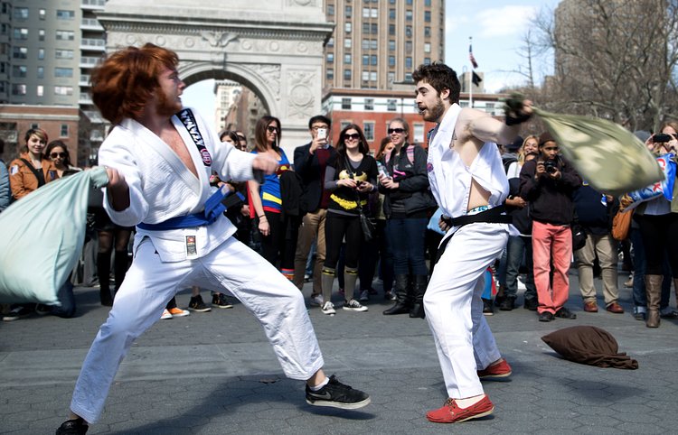 Ryn Vs Ken | Street Pillow Fighter 