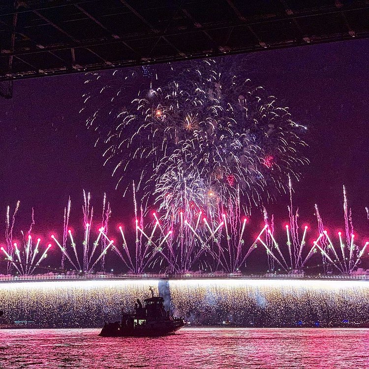 Fireworks waterfalls on #brooklynbridge .
.
.
#viewingnyc #nycphotos #nycphotographer #nycphotography #july4th #independenceday #nycindependenceday2019 #macysfireworks #macysfireworksspectacular