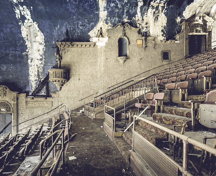 The upper balcony’s decor is subtle by comparison, but the carpet featured an extravagant pattern that’s still visible today.