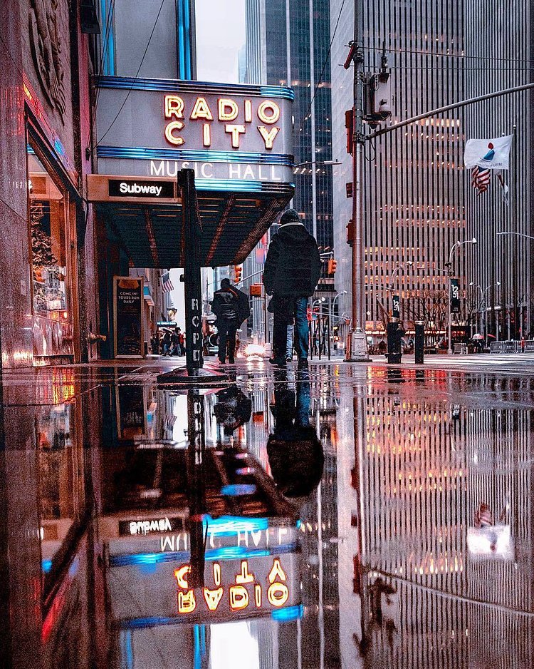 6th Avenue, New York, New York. Photo via @ph88rh #viewingnyc #nyc #newyork #newyorkcity #radiocitymusichall
