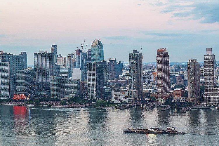 Long Island City, Queens, New York. Photo via @storrybook #viewingnyc #newyorkcity #newyork