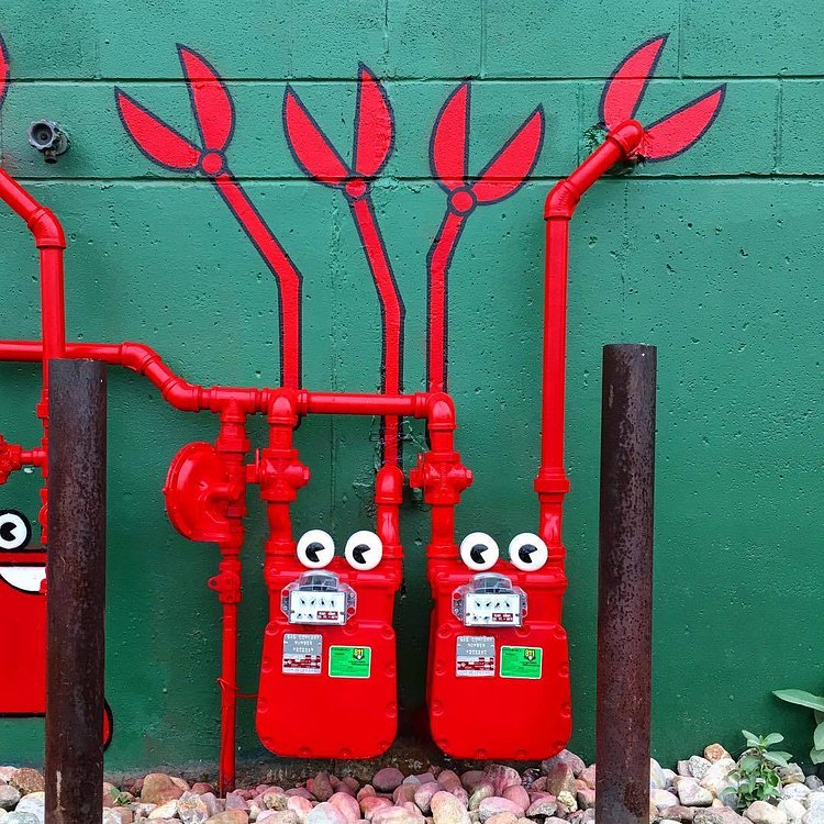CLAWS UP!! 🦀🦀 #gas #meters #lobsters #🦀 #streetart #🦀🦀 #👀 #lobsterart #tombobnyc #gasmeters #nbma #🐳 #tombob #newbedford #massachusetts
