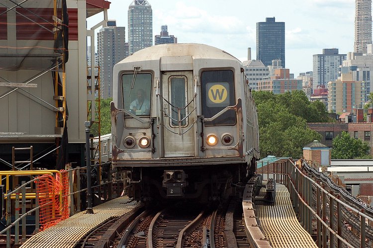 Long Island City, NY - 7/7/06 | R40 W Train at Queensboro Plaza