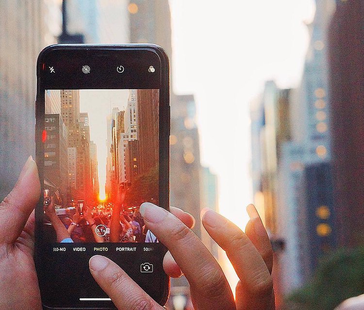 Zoom in to see how many people were standing in the middle of the street for the manhattan henge.🌇DO IT FOR THE GRAM