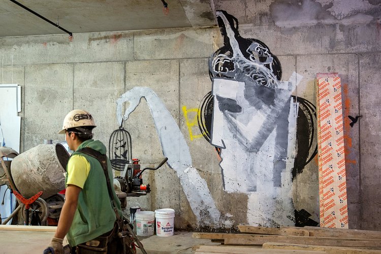 As long as Mr. Osmanaj’s art didn’t hamper construction and was done on his own time, his bosses turned a blind eye to his extracurricular activities.