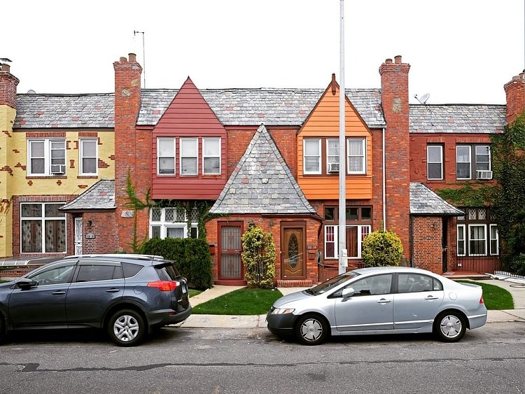 Warm-Tone Tudor Row. Cambria Heights, NY. 2018
#allthequeenshouses #queenshouses #queens #vernaculararchitecture #urbanhouse #nychouses #archdaily
#facadelovers #pychogeography #queenscapes #houseportraits