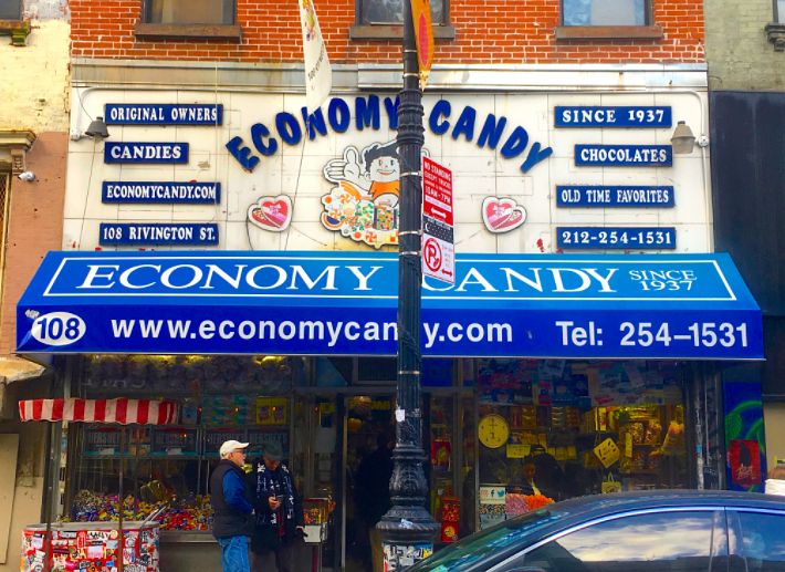 Most recent storefront sign version before 80th anniversary update