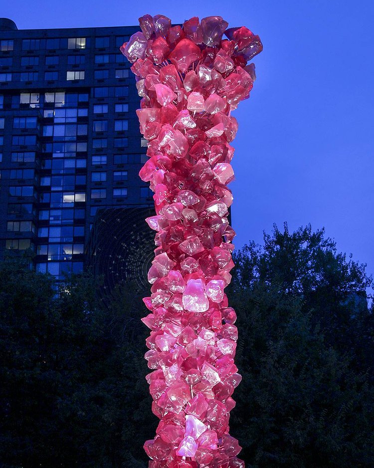 The "Rose Crystal Tower" was officially unveiled this morning and will be at Union Square Park until October 2018! Thank you to @nycparks @unionsquareny and @marlboroughgallery 
#Chihuly #ArtInTheParks #NYCParks #USQArt