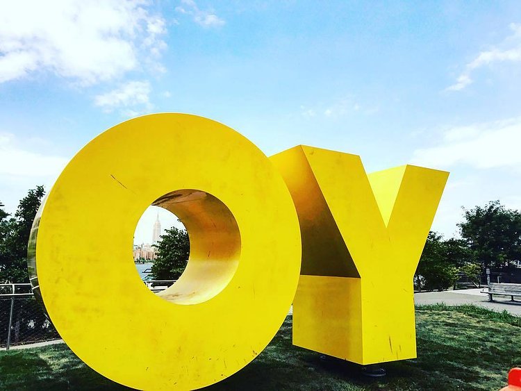 Oy Brooklyn ! 💛#deborahkass #art #williamsburg #oyyo #perspective #empirestatebuilding #skyline #frombrooklyn #artinstallation #sculpture #bk