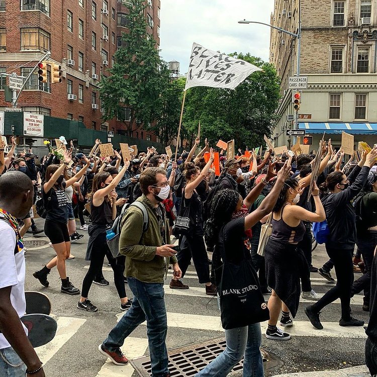 Peaceful protest march up 5th Av .
.
#covidstoriesnyc 
#covidwalk 
#coronaviruswalk #newyorktough  #quarantinestroll  #coronawalk  #nycphotographer  #nycphotography #nycphotos #nojusticenopeace #icantbreathe