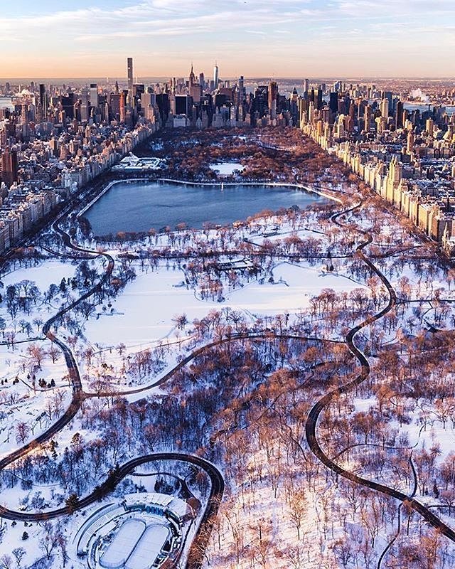 Snow in Central Park, New York, New York. Photo via @craigsbeds #viewingnyc #newyorkcity #newyork #nyc #centralpark #snow