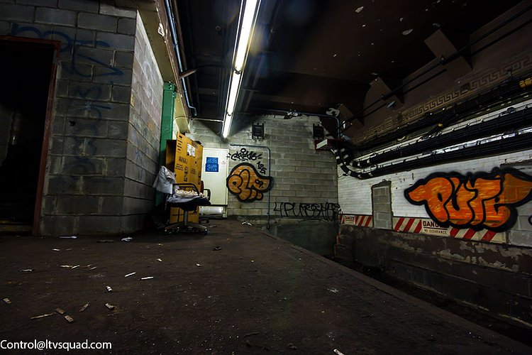 Former Queens bound Express/stub track – the trackway here has been reduced in length by nearly half – and replaced with locked MTA rooms