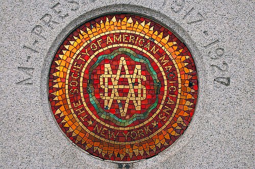 The Society of American Magicians’ emblem on Houdini’s monument.