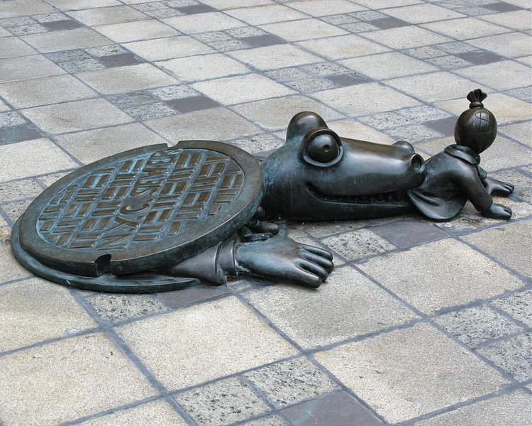 IMG_0671 | Otterness's alligator coming out of sewer at Brooklyn Metrotech