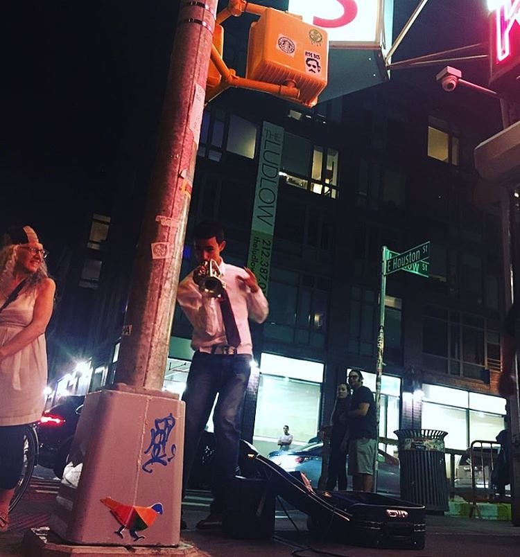 Serenade for #pigeon 16 @katzsdeli #lowereastside #nyc #streetlight #katzdeli #les #original #glass #art #nycstreetart #artoftheday #grafitti #streetart #thestreetsofnyc #streetlightpigeon #gbpigeonnyc