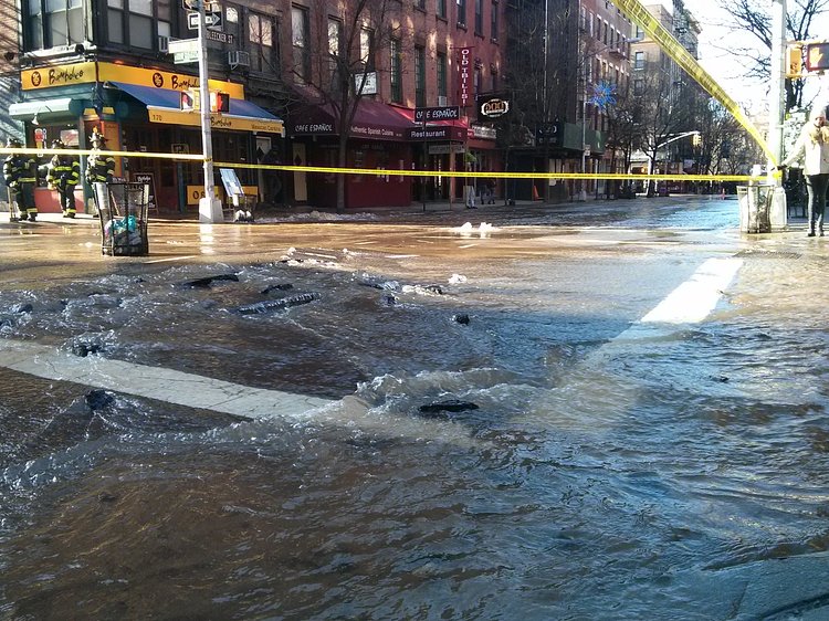 Burst water main at Bleecker and Sullivan | Apparently a 12" pipe ruptured: <a href="http://www.dnainfo.com/new-york/20150115/greenwich-village/water-main-break-floods-greenwich-village-streets" rel="nofollow">www.dnainfo.com/new-york/20150115/greenwich-village/water...</a>