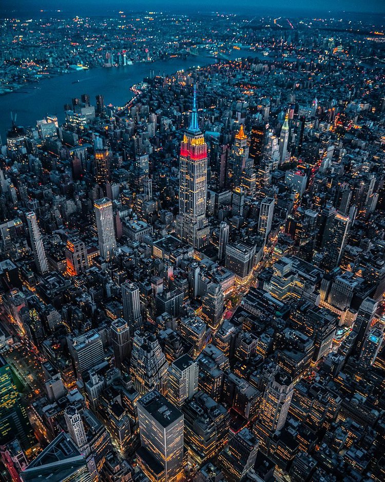 I rarely post during the day, but I finally have some free time. Happy it's Friday! Enjoy the view 👀 and of course the weekend! •••••••••••••••••••••••••••••••••••••••••••••• #EmpireStateBuilding #esb #views #midtown #eastside #newyork #newyorkcity #nyc #city #empirestate #travel #brooklyn #rsa_streetview #realestate #manhattan #photooftheday #travelawesome #topnewyorkphoto #nightphotography #sonya7rii #art #color #lifestyle #newyorker #usa #manhattan #artphoto #architecture #cityscapes #aerialphotography