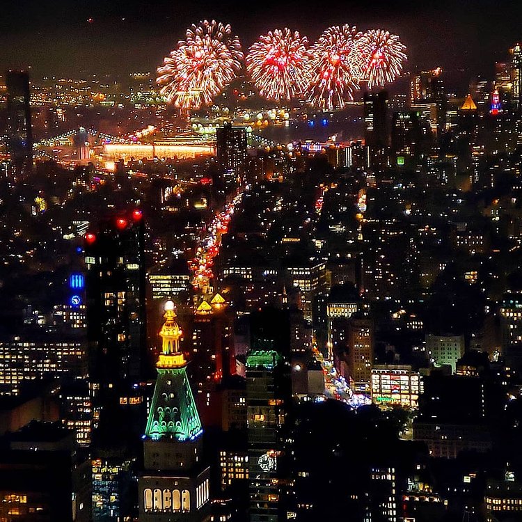 Happy 4th of July, America 🇺🇸 God Bless the USA and thank you @empirestatebldg for the opportunity and the hospitality, was fun.
.
.
.
#visitnewyork #travelblogger #ilovenewyork #newyorknewyork #nyc_explorers #thisisnewyorkcity #cityscape #empirestatebuilding #esb #nycskyline #skylineofnyc #manhattan #nyc #newyorkcity #abc7ny #way2ill #what_i_saw_in_nyc #nycgo #nyloveyou #nycprimeshot #newyork_instagram #icapture_nyc #travelnyc #topnewyorkphoto #made_in_ny #igersofnyc #bigapple #ig_nycity #instagram #newyork_ig @empirestatebldg @pier17ny @brooklynbridgepark @macys @what_i_saw_in_nyc