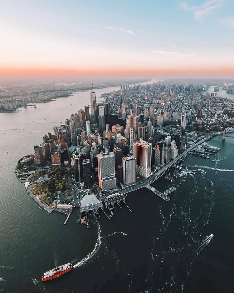 New York, New York. Photo via @tailsofamermaid #viewingnyc #newyork #newyorkcity #nyc