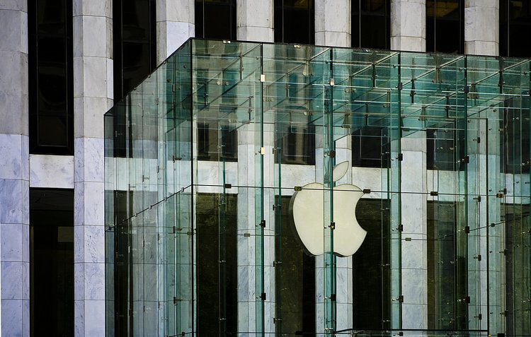 Apple Store - Fifth Avenue | Designed by Bohlin Cywinski Jackson, the glass cube that is the Apple Store on Fifth Avenue stands out from the surrounding architecture. 