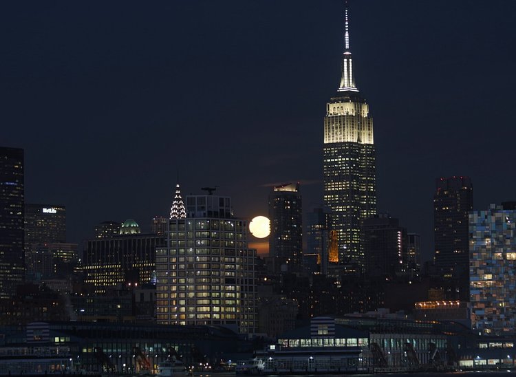 Tonight's Full Snow Moon rising above the skyline #NYC @EverythingNYC https://t.co/qomT54WrbW