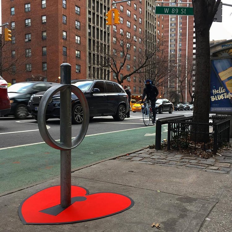 KEY TO YOUR HEART 🗝❤️ #bikerack #amsterdam #avenue #west89thstreet #uws #newyorkcity #streetartnyc #keytoyourheart #🗝#❤️ #valentines #openyourheart #nyc #streetart #tombobnyc #bikenyc #tombob #loveoneanother