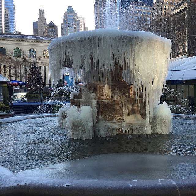The water fountain this  morning at #bryantpark. #brrr #nyc