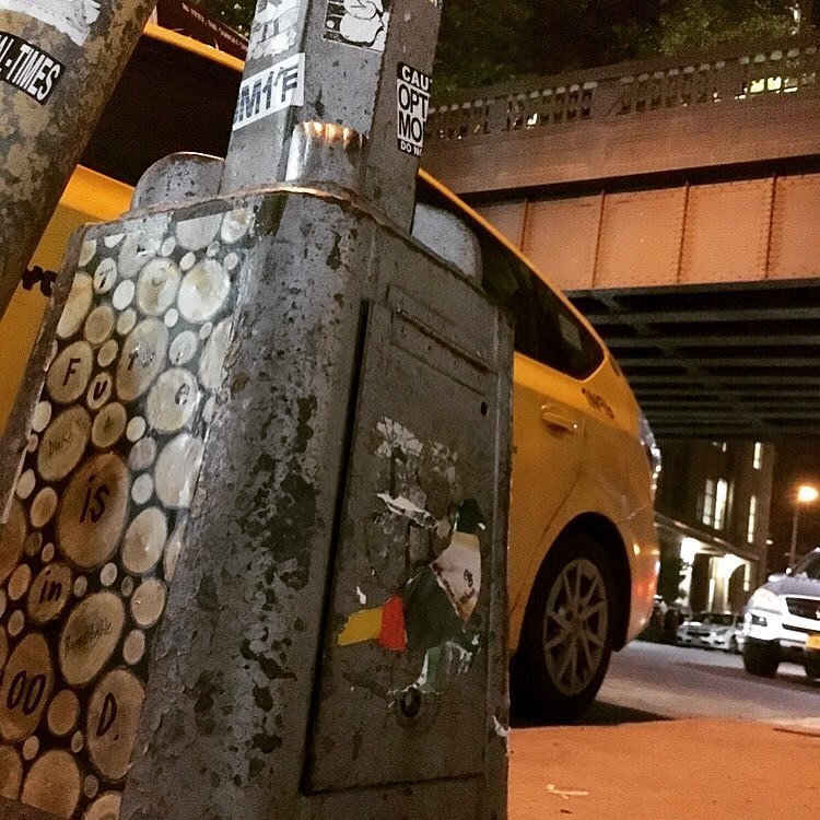 Pigeon 41 - West 25th St between 10th and 11th Ave. #pigeon @highlinenyc  @pacegallery #chelsea #streetlight #glass #art #highline #pacegallery #streetart #nycstreetart #thestreetsofnyc #wheatpaste #grafitti #thefutureisinwood #tagged #streetlightpigeon #gbpigeonnyc #gbwashere