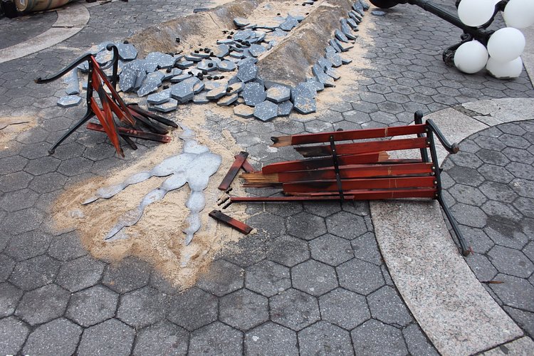 Up close look at the dragon damage in Union Square this morning 🐲🚧🚫@GameOfThrones #GOT5DVD https://t.co/Of0NtmjJaf