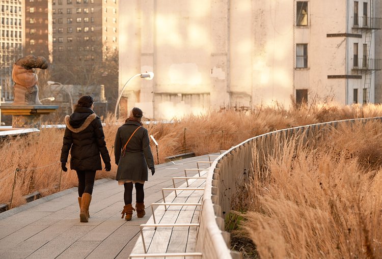 Radial Curve | A couple of visitors brave the cold and wind to stroll along the Radial Bench at the High Line.