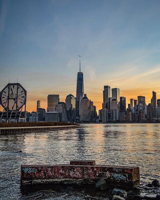 New York, New York. Photo via @eyecatchingphoto #viewingnyc #newyork #newyorkcity #nyc  #sunset